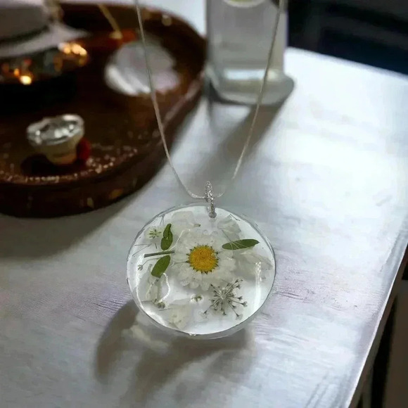 Floral Preservation Art-to-Wear Statement Necklace Daisy Fauna Resin Pendant 20" - Picture 3 of 6